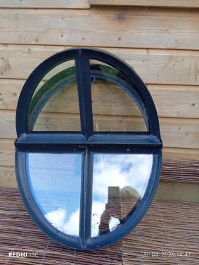 Ovaal zwart ijzeren raam met dubbel glas 510x640.