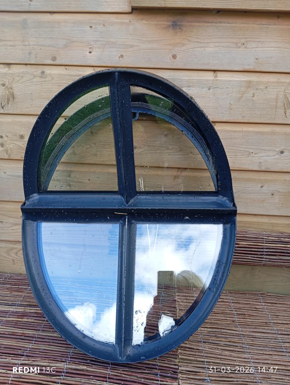 Ovaal zwart ijzeren raam met dubbel glas 510x640.