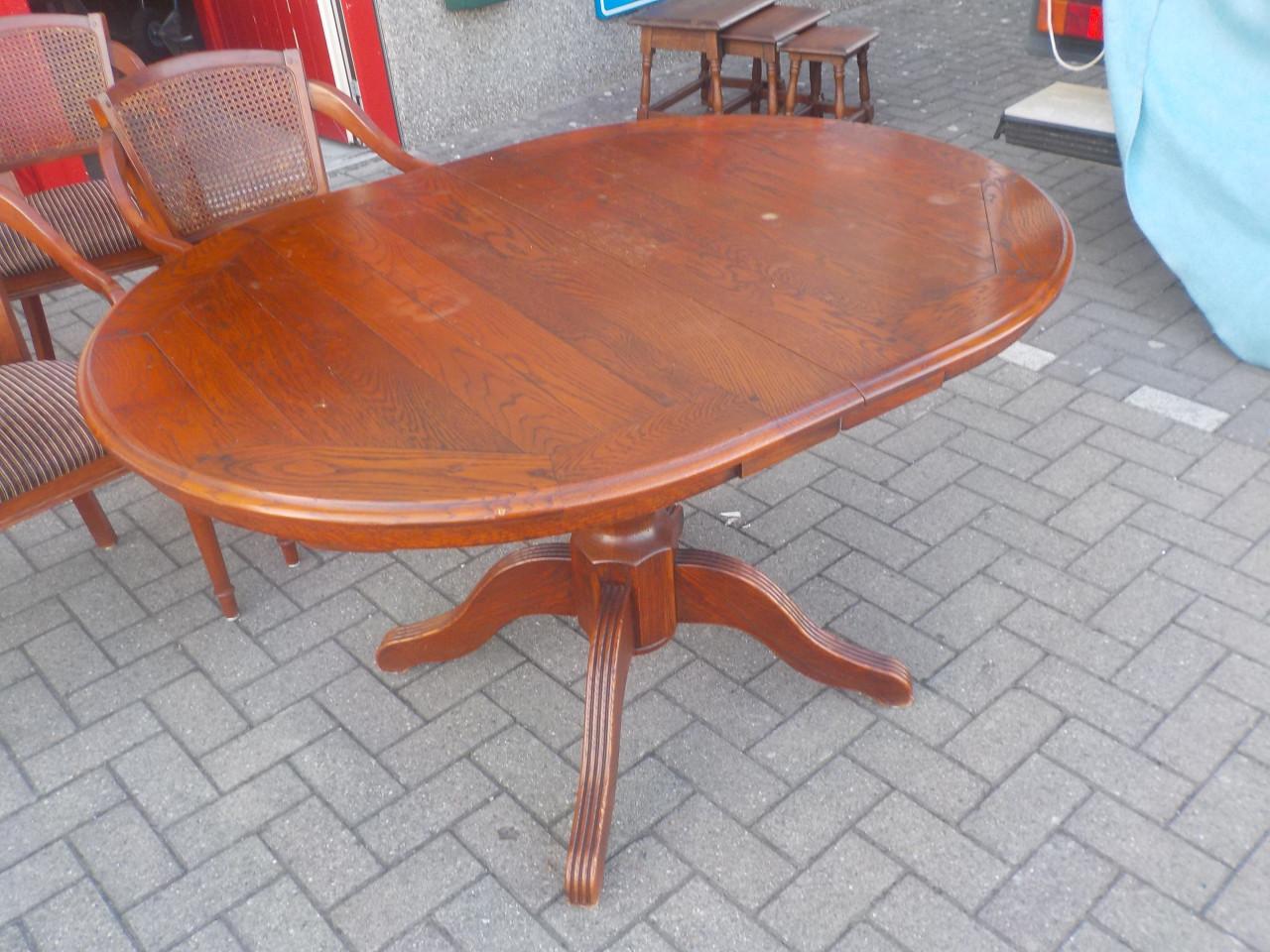 Geheel massieve verlengbare tafel + armleuning stoelen in goede staat