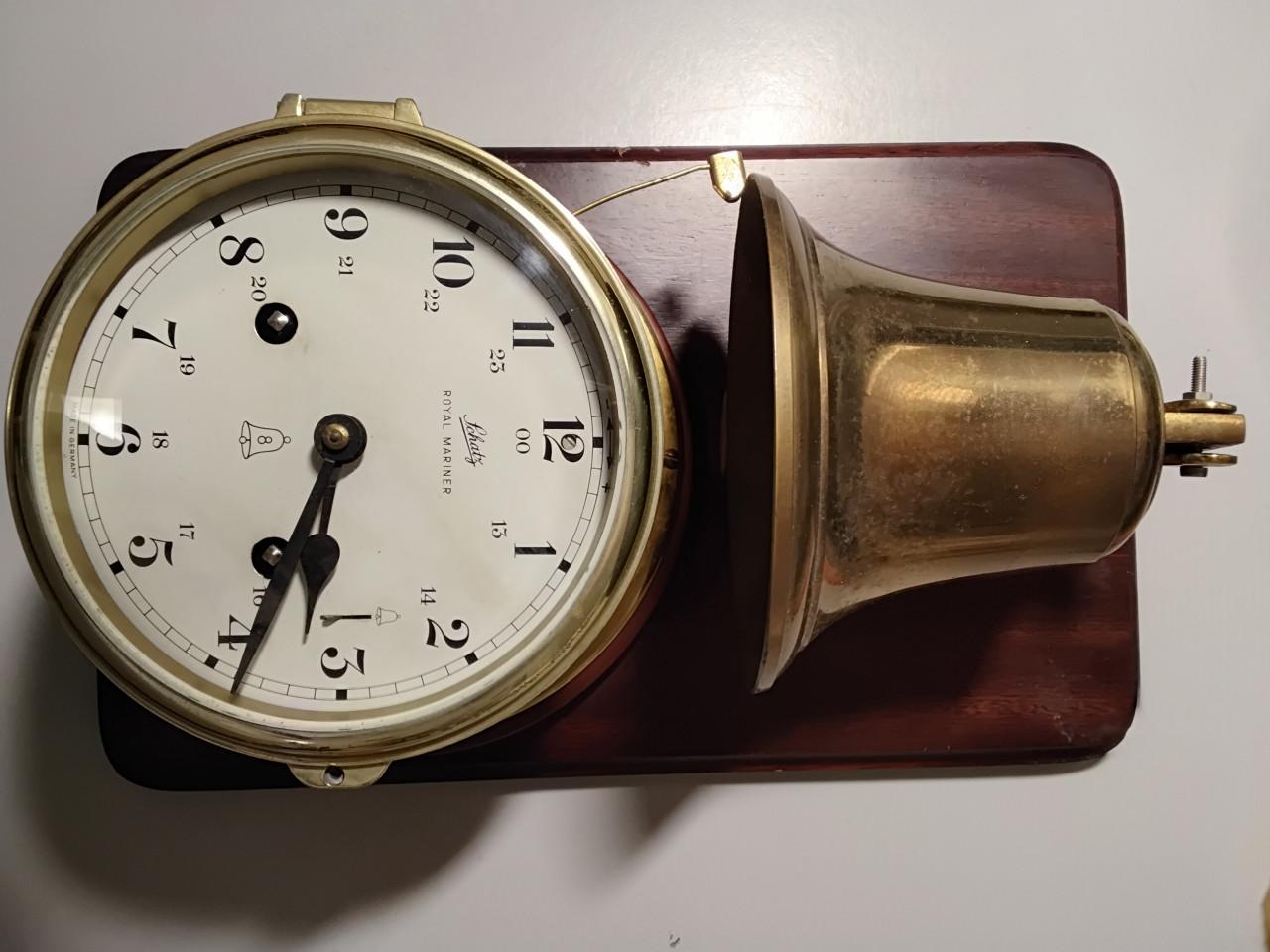 Antieke scheepsklok met bel