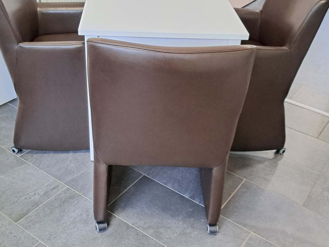 Mooie tafel & 4 bruine lederen stoelen