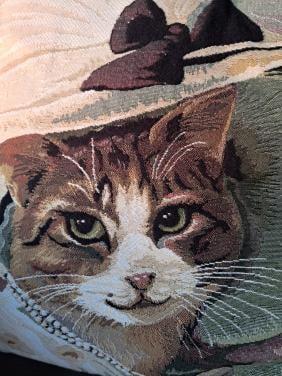Mooi op de bank: kat op Gobelin kussen