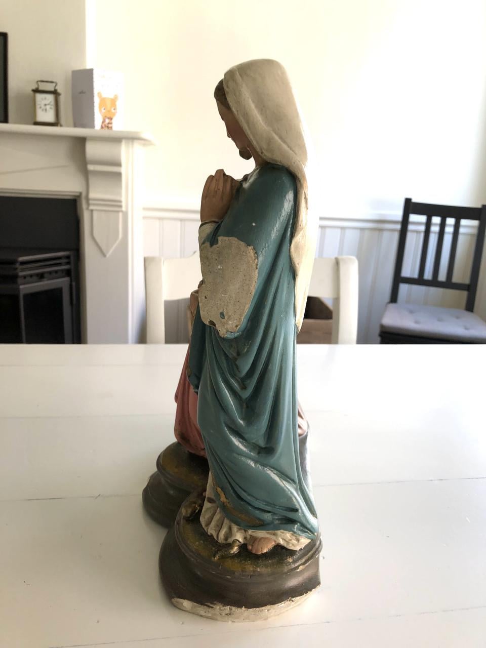 Mooi oud brocante heilig familiebeeld met Maria, Jozef en kindje Jezus