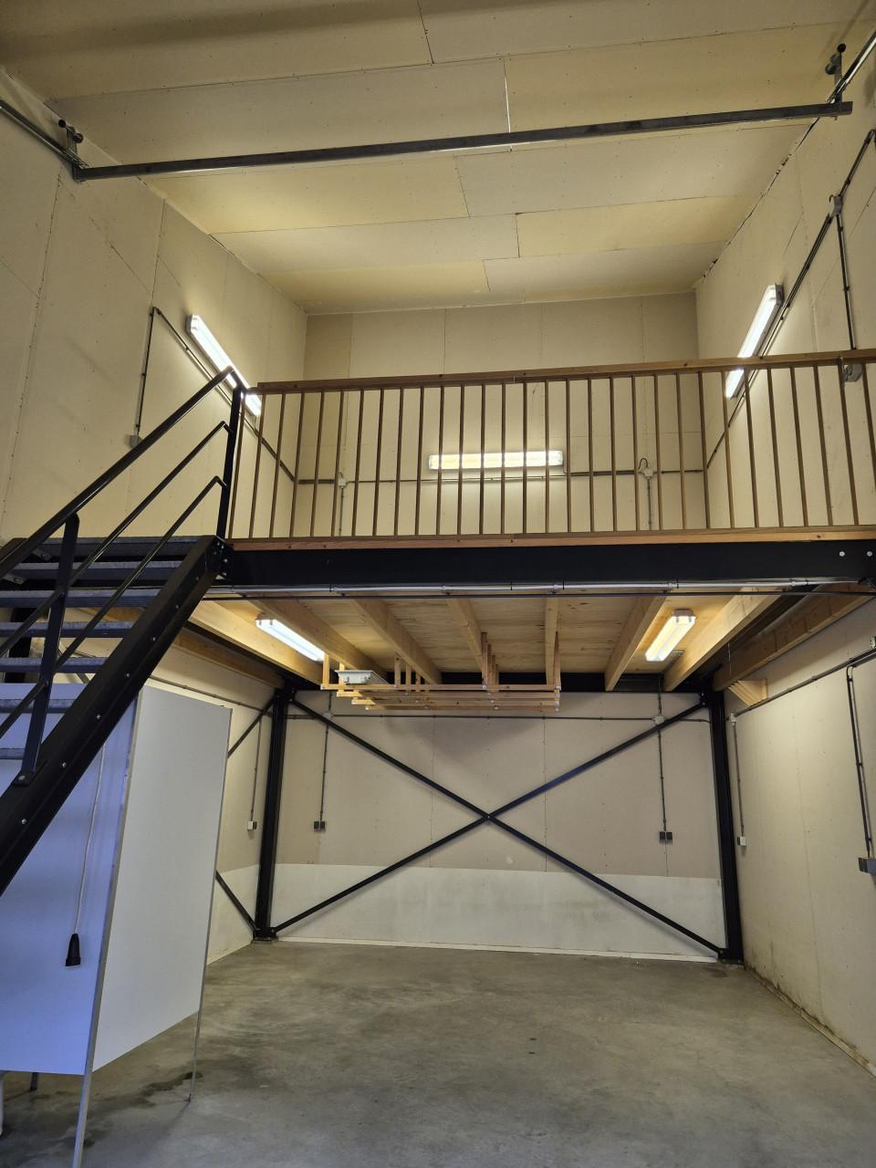 Bedrijfsruimte, opslag, Kantoor te huur