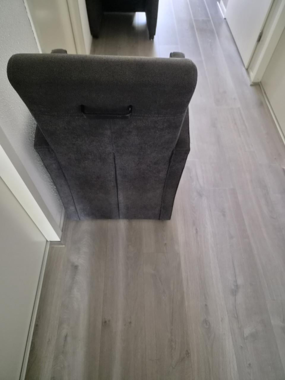 4 grijze stoffen eetkamerstoelen.