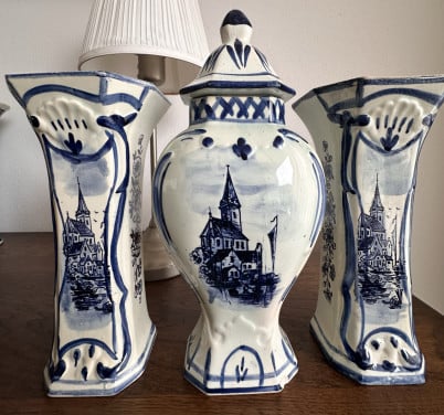 DELFTS BLAUW KASTSTEL ( HAND BESCHILDERD )
