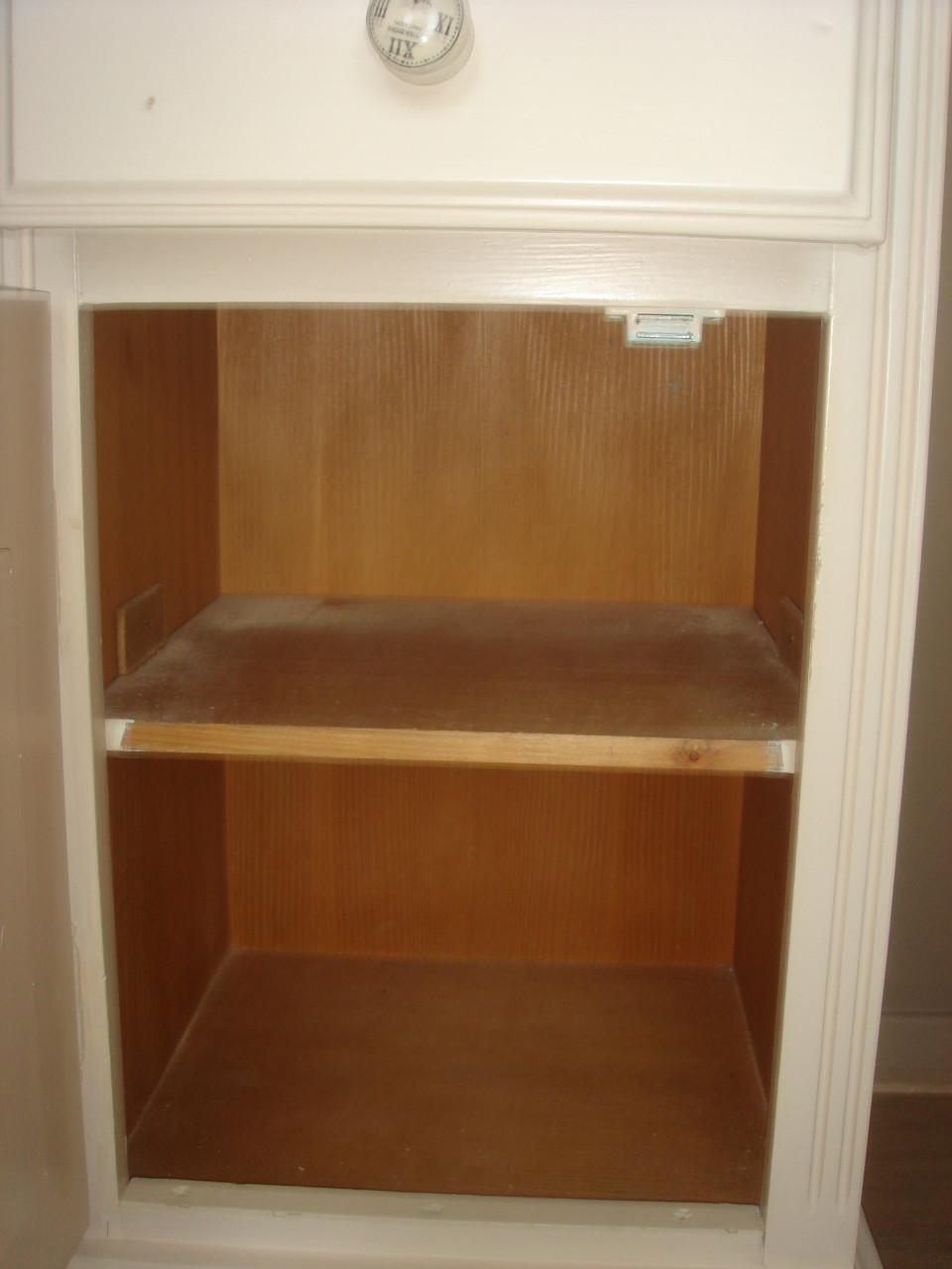 Te koop Een zwaar degelijk houten nachtkastje