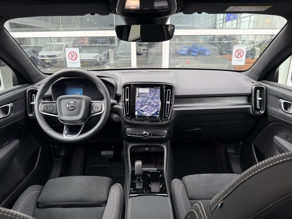 Volvo C40 extended plus 82 kwh | trekhaak| pano| achteruitrijcamera| stoel