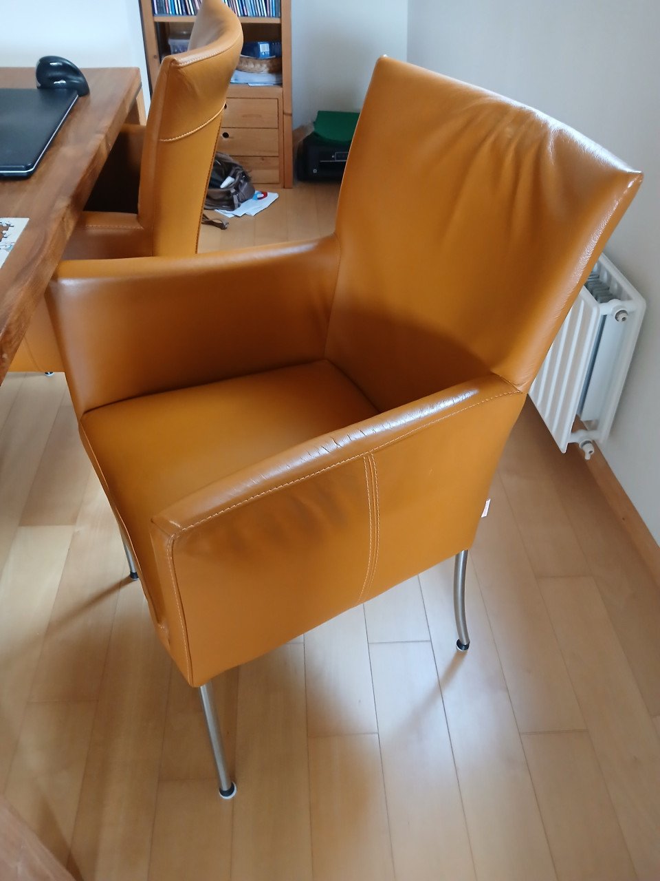 Eethoekstoelen, merk Ferrara met leren bekleding en RVS poot.