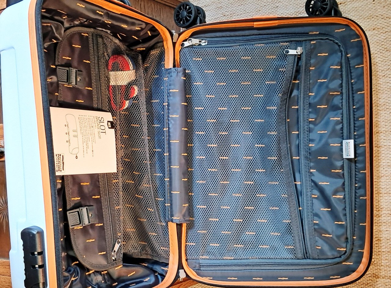 2 nieuwe compacte rolkoffers