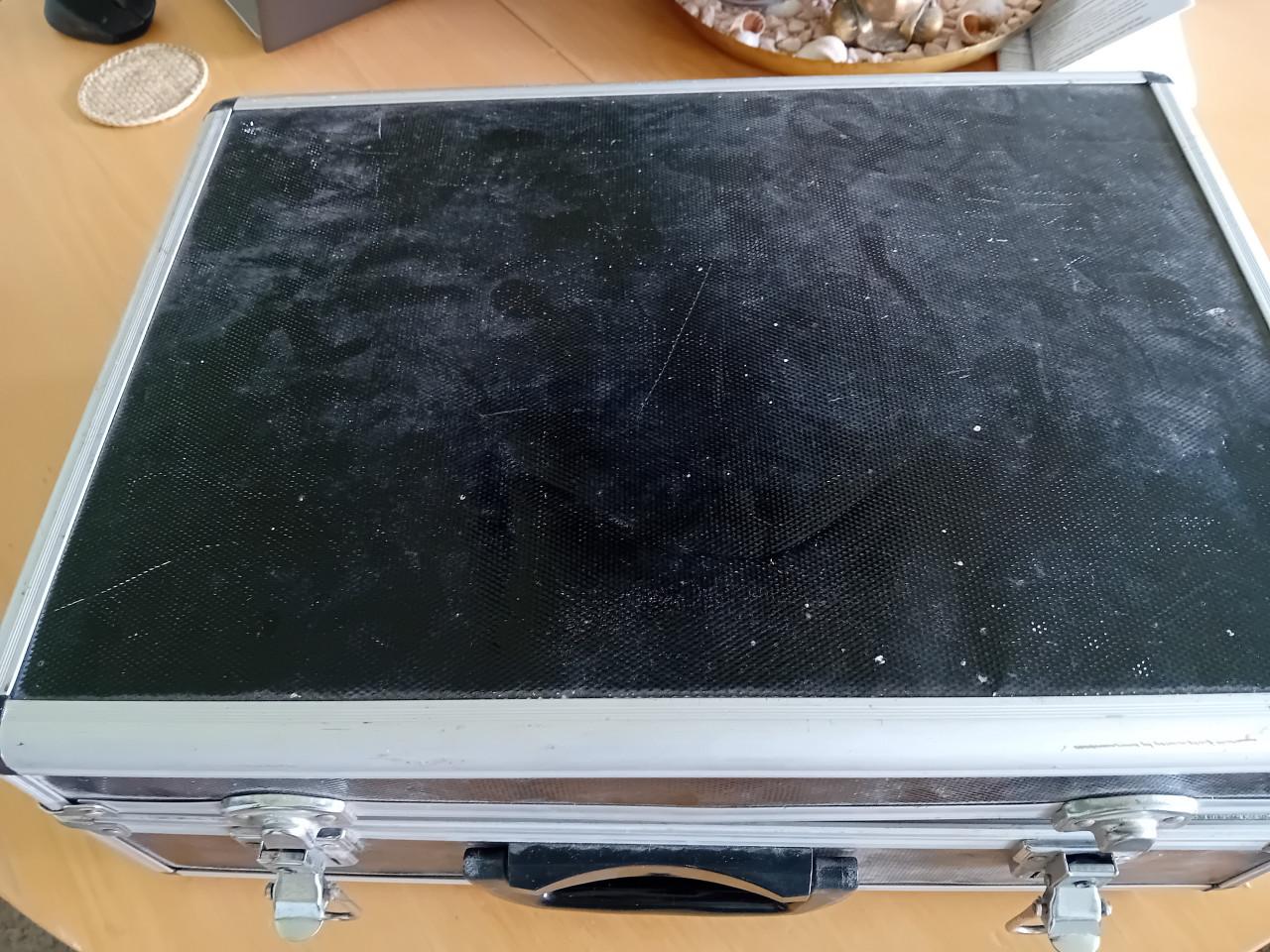 Een aluminium kist met zeer veel elektrische onderdelen.