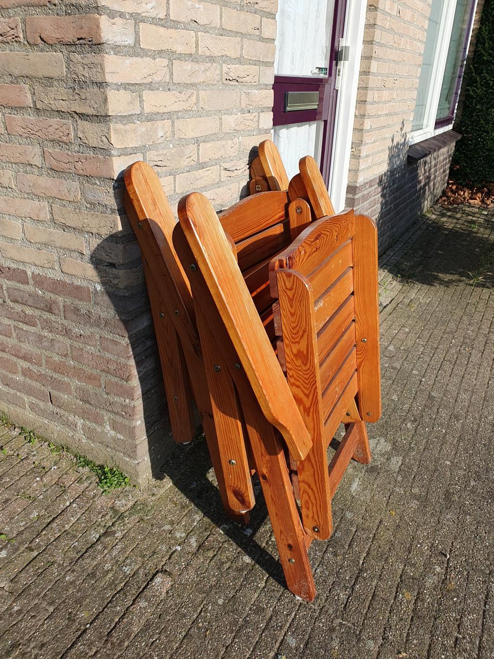 Set houten tuinstoelen