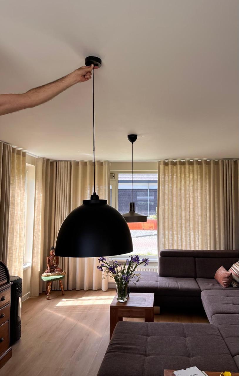 Zwarte hanglamp met een diameter van 40 cm