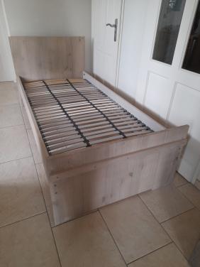 Massief houten 1 persoons bed 90 x 200 (in goede staat )