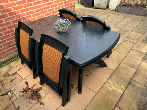 Jardin tafel met 4 standenstoelen met kussens