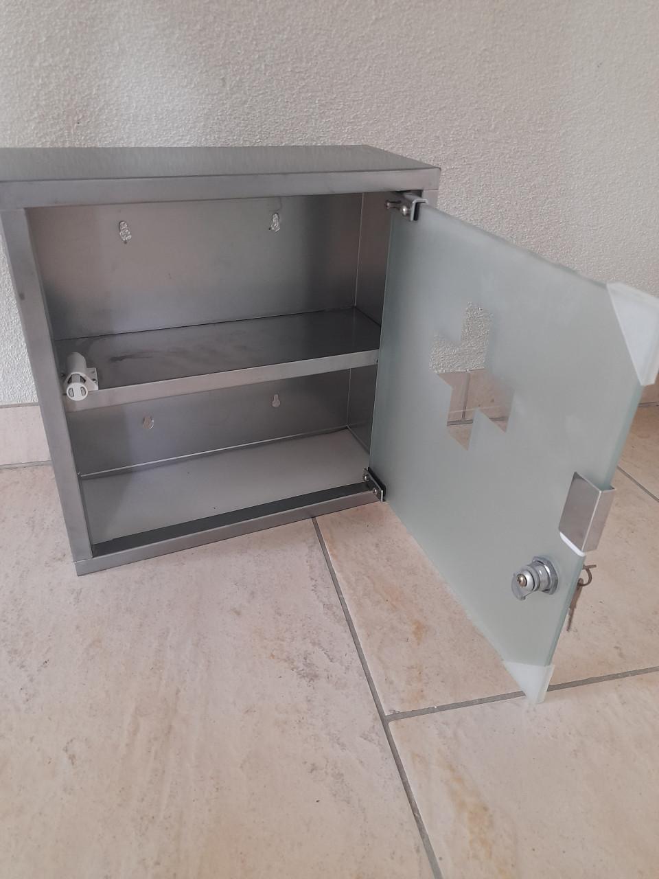 Medicijnkastje  30 x 30 x 12 cm (in goede staat )