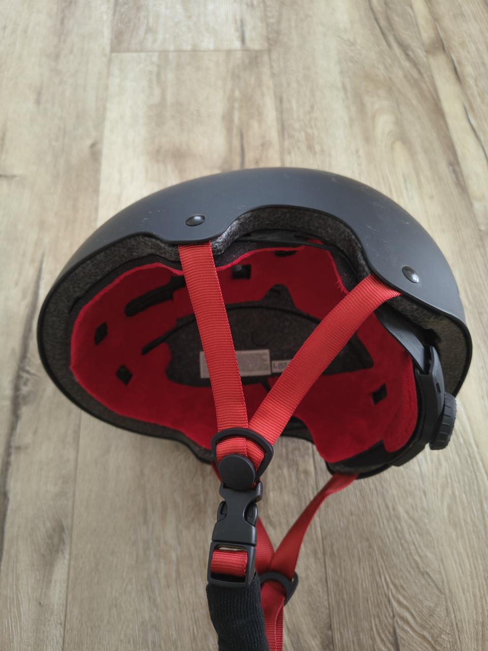 Prachtige zwarte fietshelm NKX, skatehelm, step helm, maat L