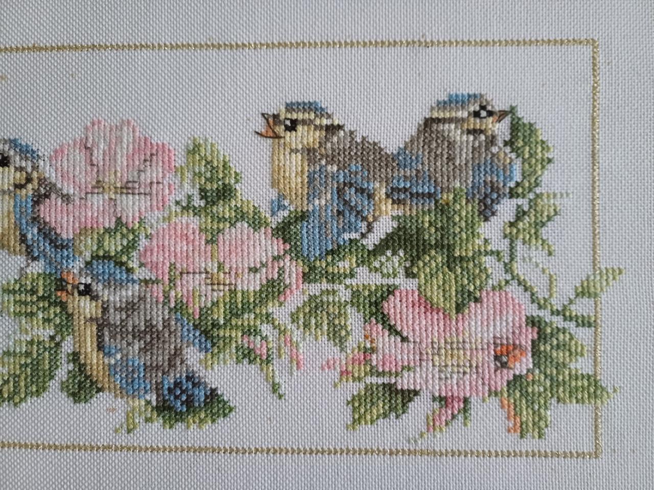 Schilderij geborduurde pimpelmeesjes en bloemen