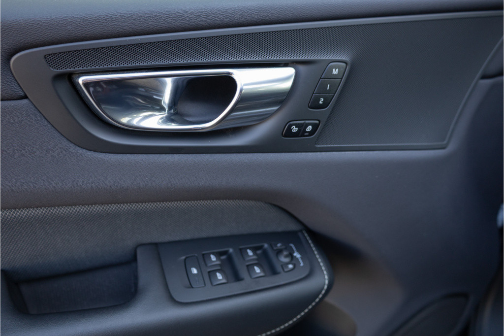 Volvo XC60 2.0 t6 plug-in awd r-design ✅facelift✅google.serv✅pano