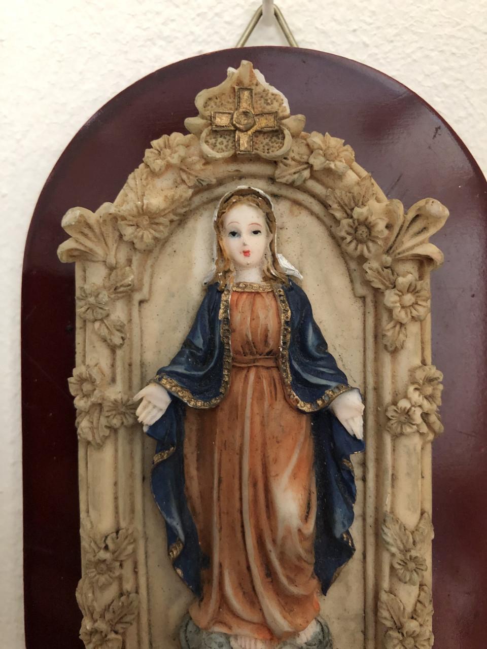 Zeer mooi gedetailleerd brocante heilig wijwaterbakje met Maria