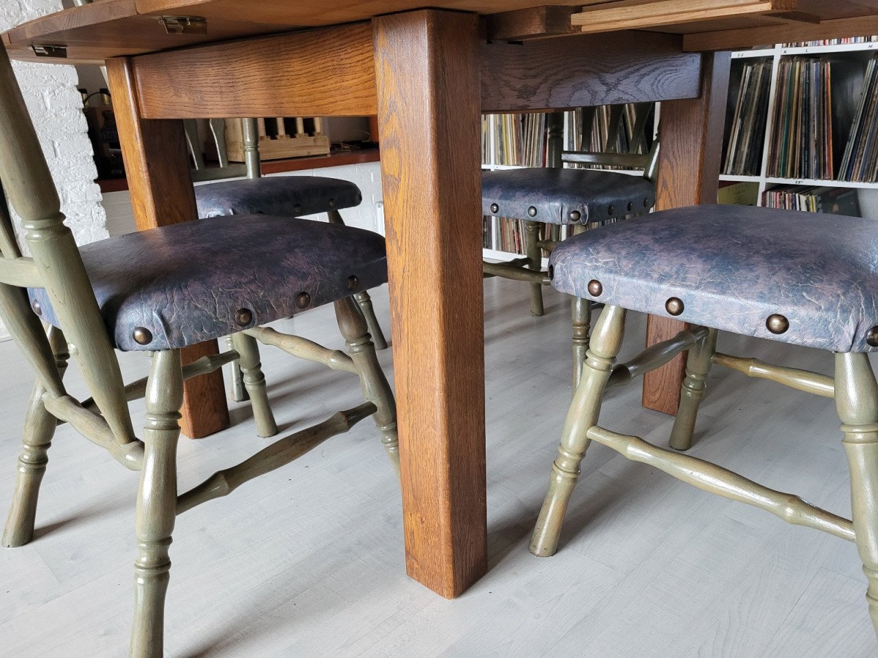 Ronde eiken eettafel met 4 stoelen