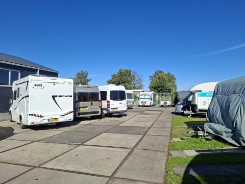 Stallingsplaats op verhardterrein in Kloetinge
