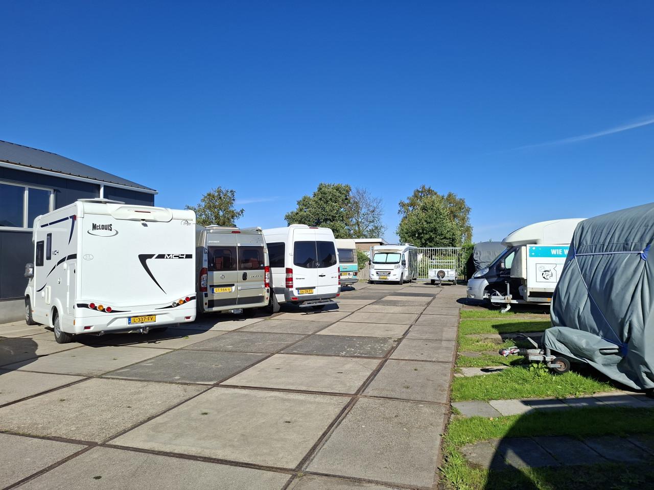 Stallingsplaats op verhardterrein in Kloetinge