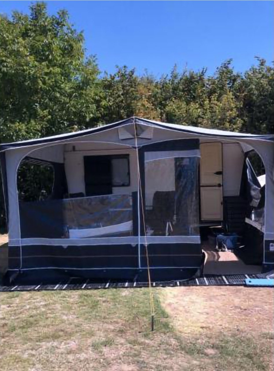 Adria 4158 TD caravan met voortent – charmant project met potentieel!