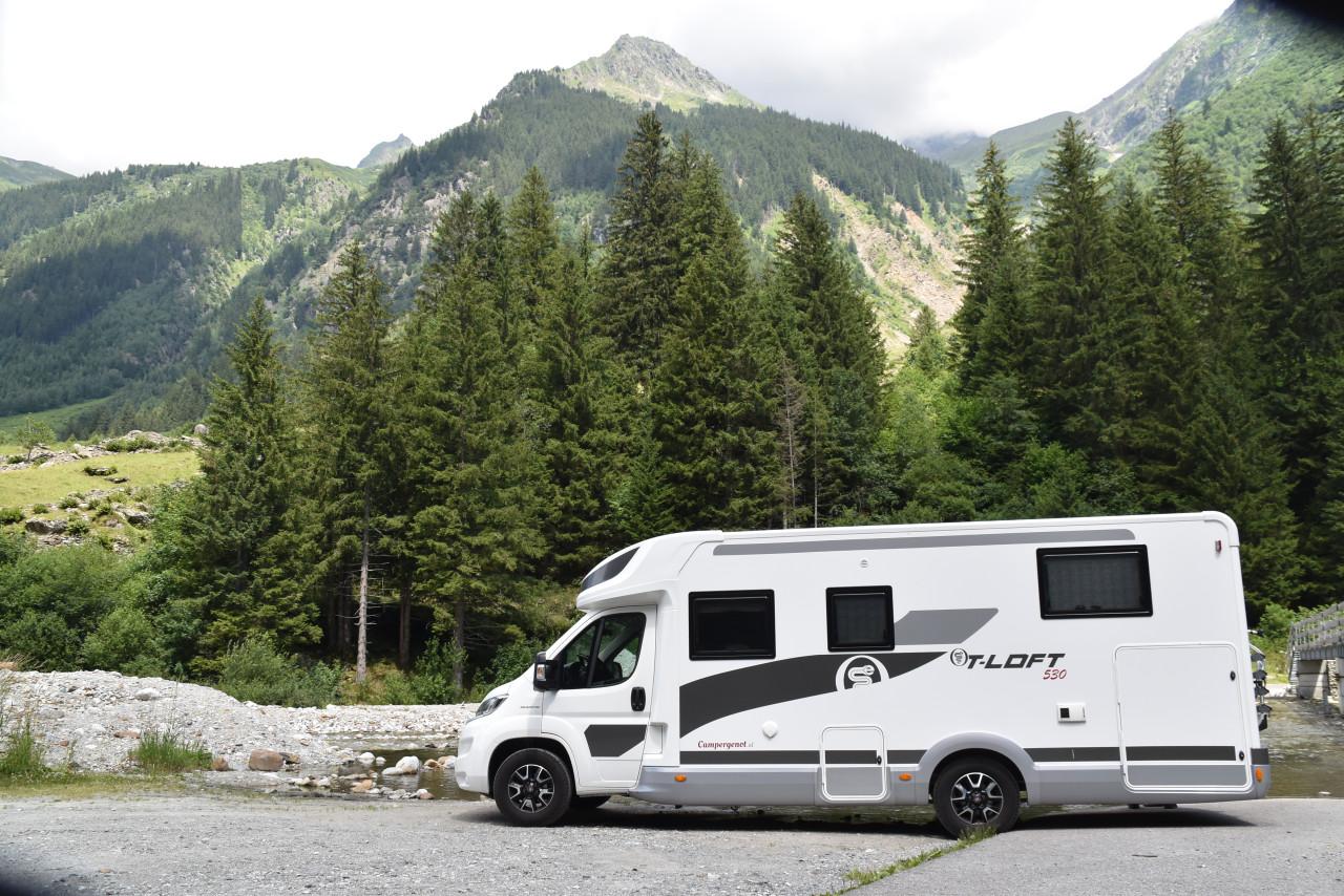 Te Koop: jonge half-integraal camper!