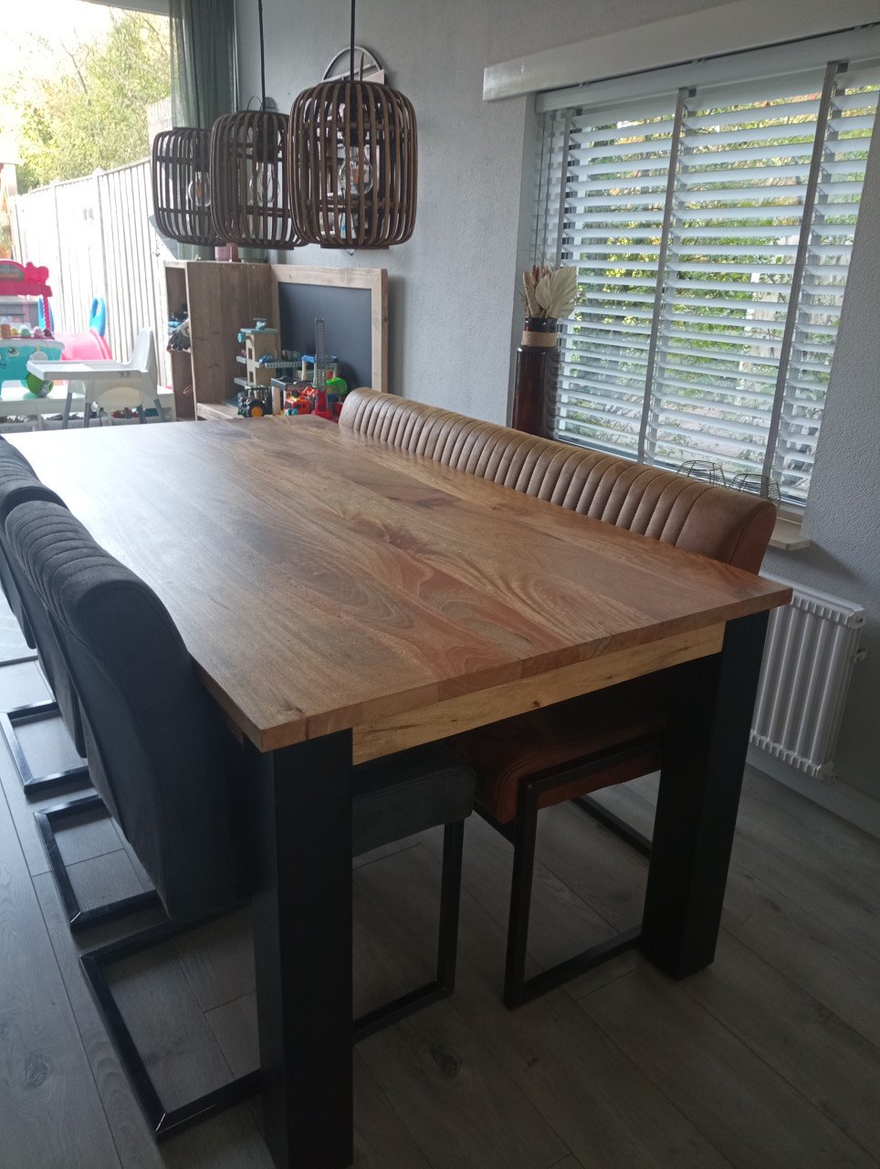 Mango houten eettafel 180 x 90 cm. Hoogte 77 cm