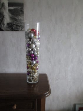 Hele hoge vaas met kerstballen