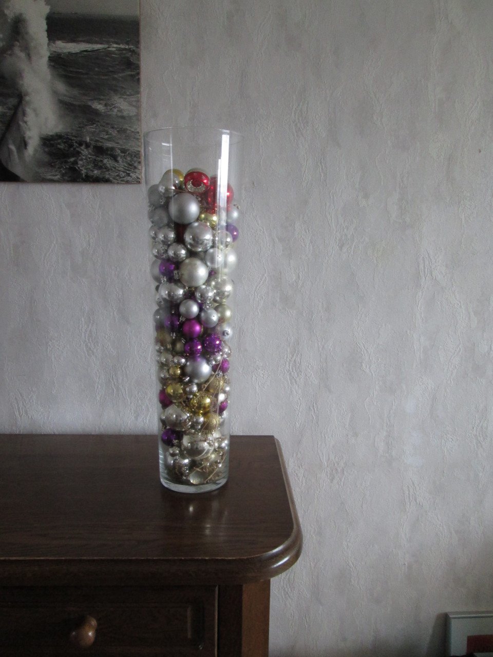 Hele hoge vaas met kerstballen