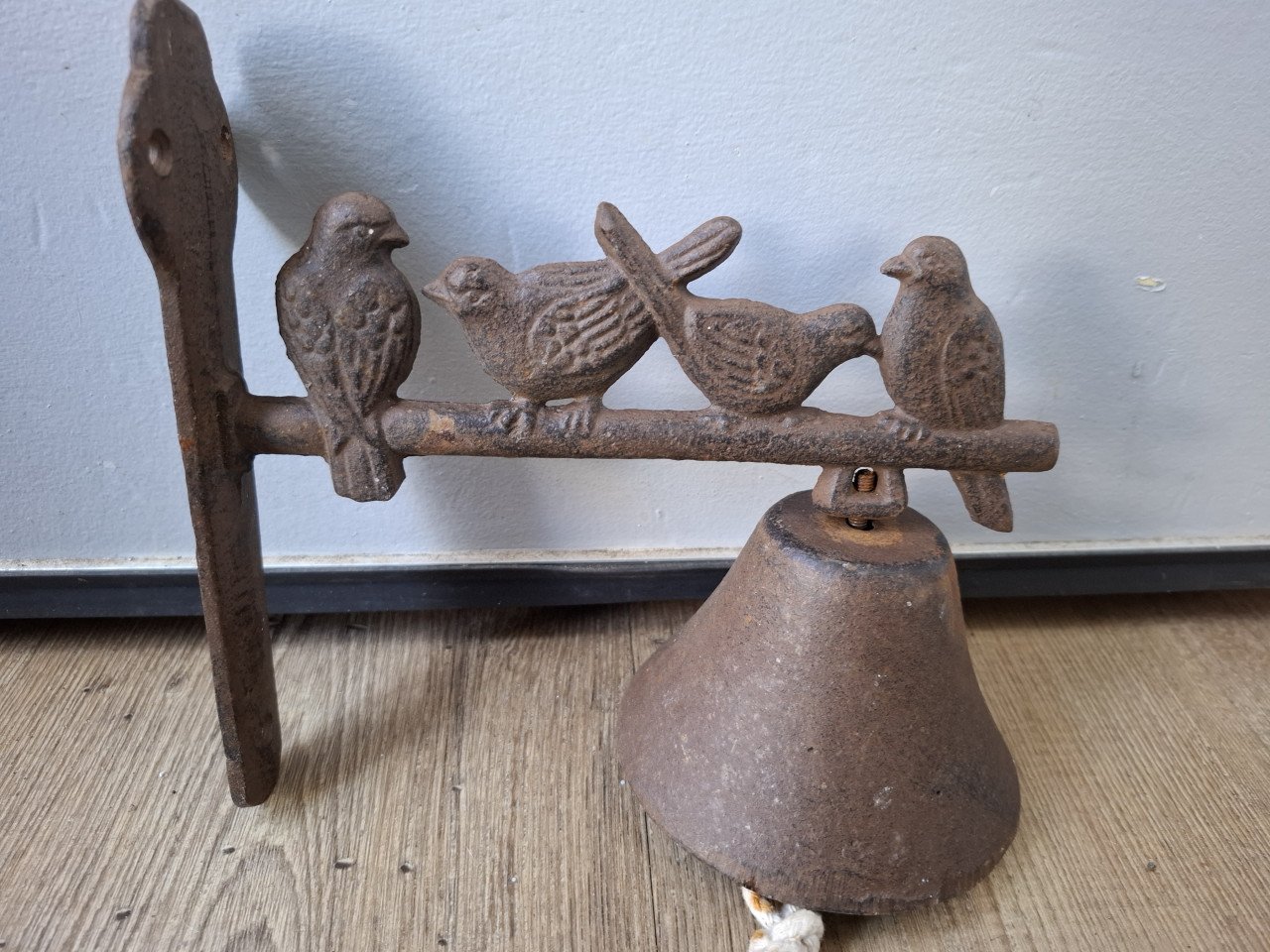Gietijzeren bel met vogels
