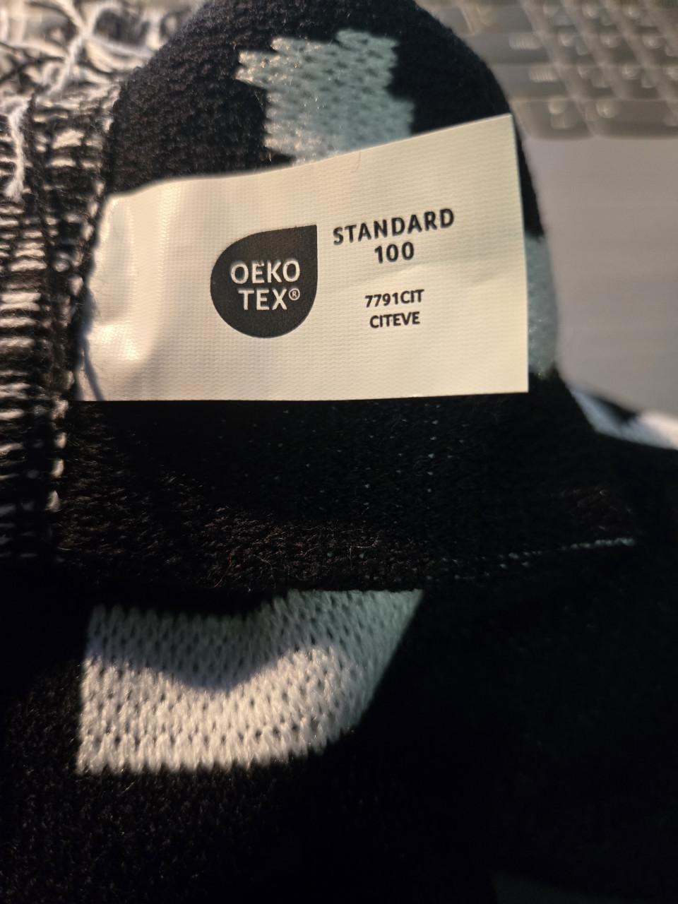 Zwart T-shirt Maat L en een zwarte sjaal met tekst "I AM A PIECE OF ART"