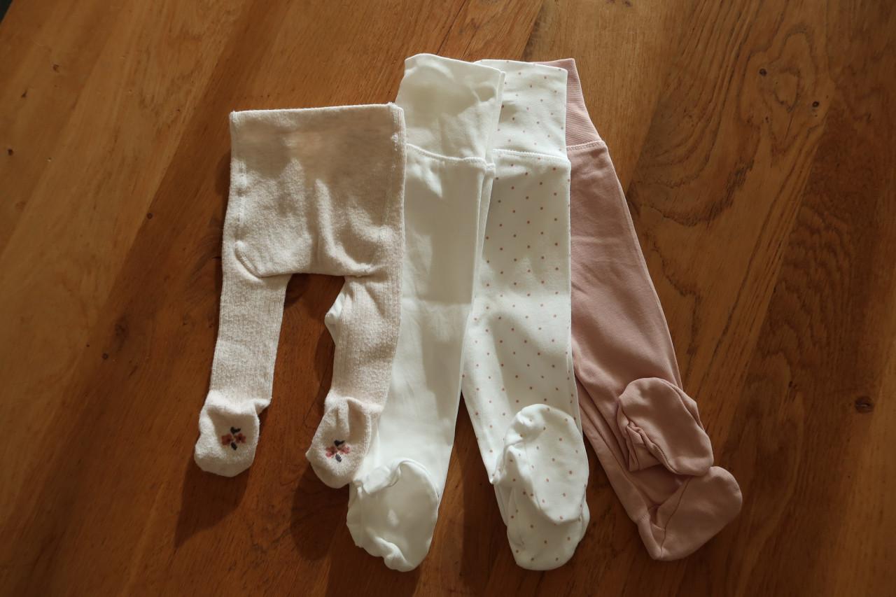 Babybroekjes met sokjes eraan (nieuw) + Maillot, alles in maatje 56.