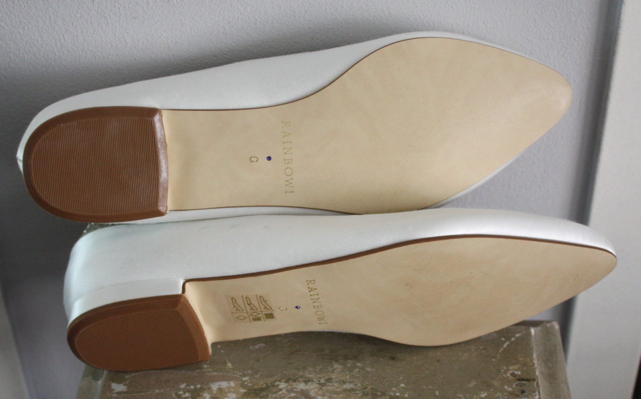 Nieuwe punp satijn wit met gouden glitterrand maat 6