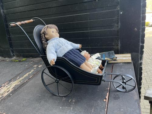 Poppenwagentje met pop, antiek