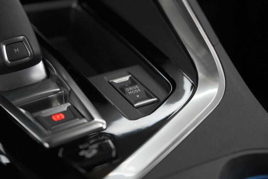 Peugeot 3008 puretech 130 eat8 allure | camera | adaptieve cruise control |