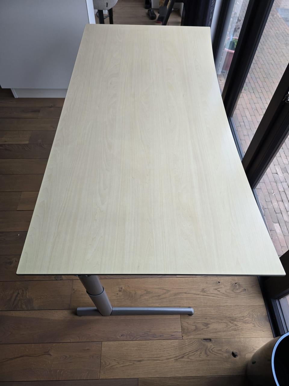 Ahrend bureau, Ahrend bureaustoel en dubbele monitor steun izgs