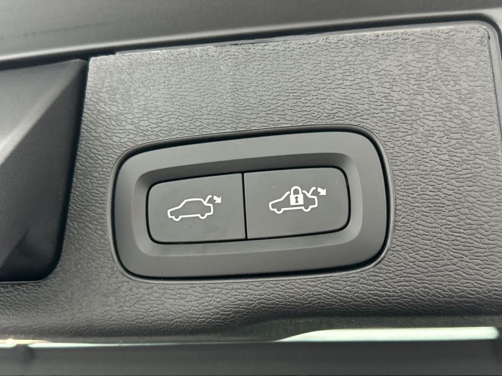Volvo XC60 t6 398pk recharge ultra dark|