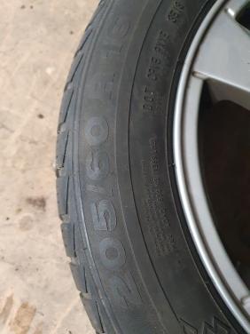 Set winterbanden op Volvo velgen