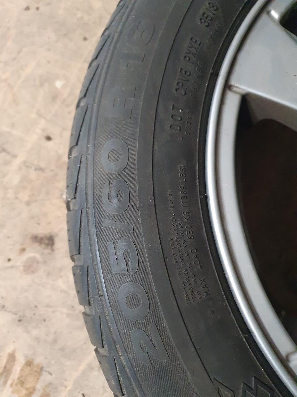 Set winterbanden op Volvo velgen