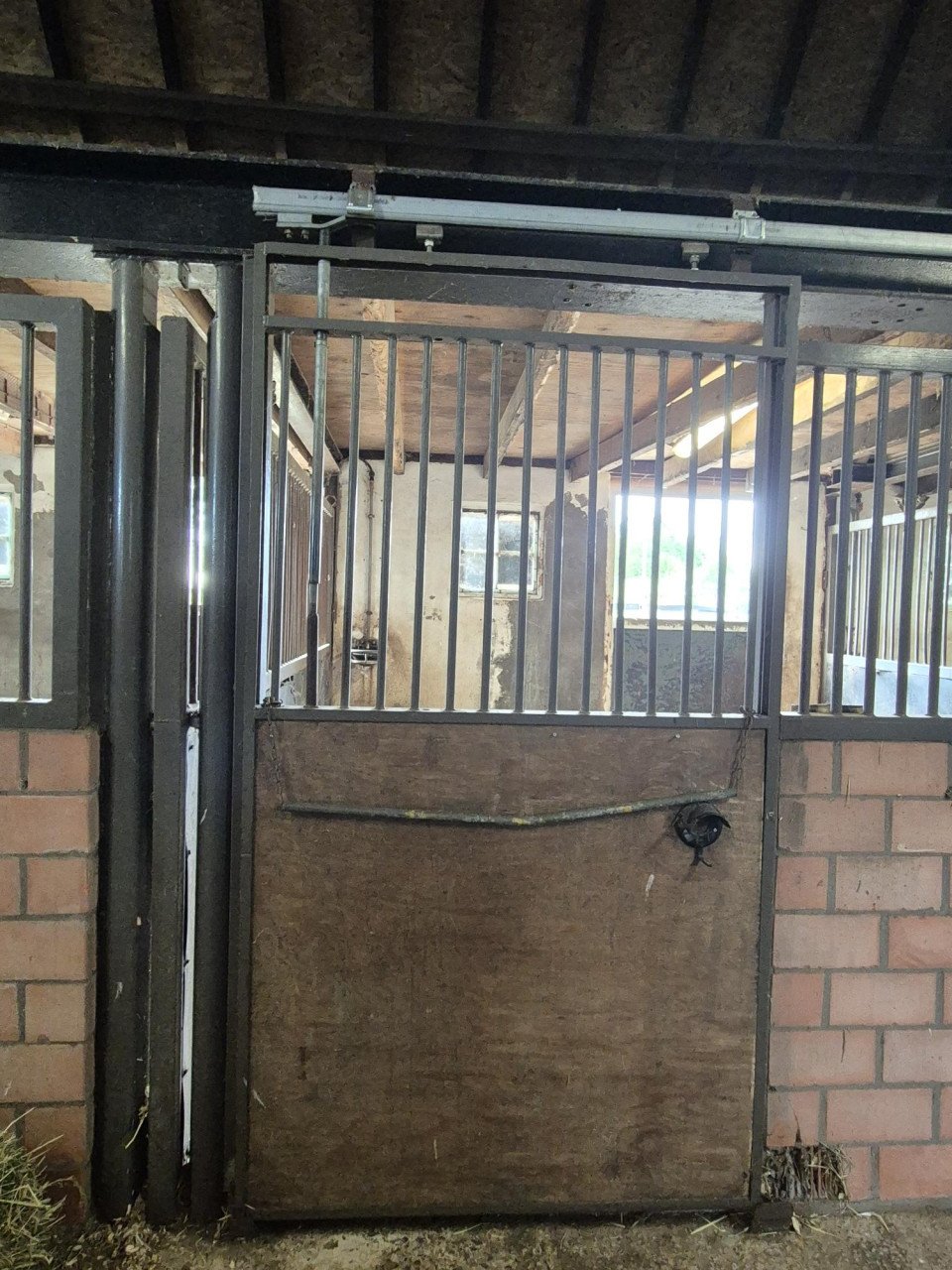 Paardenstal - staldeuren en tussenwanden te koop