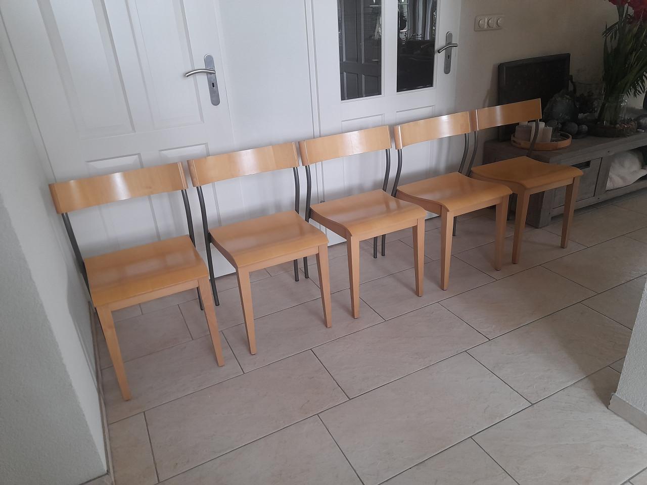 5 stapelbare stoelen ( in goede staat )