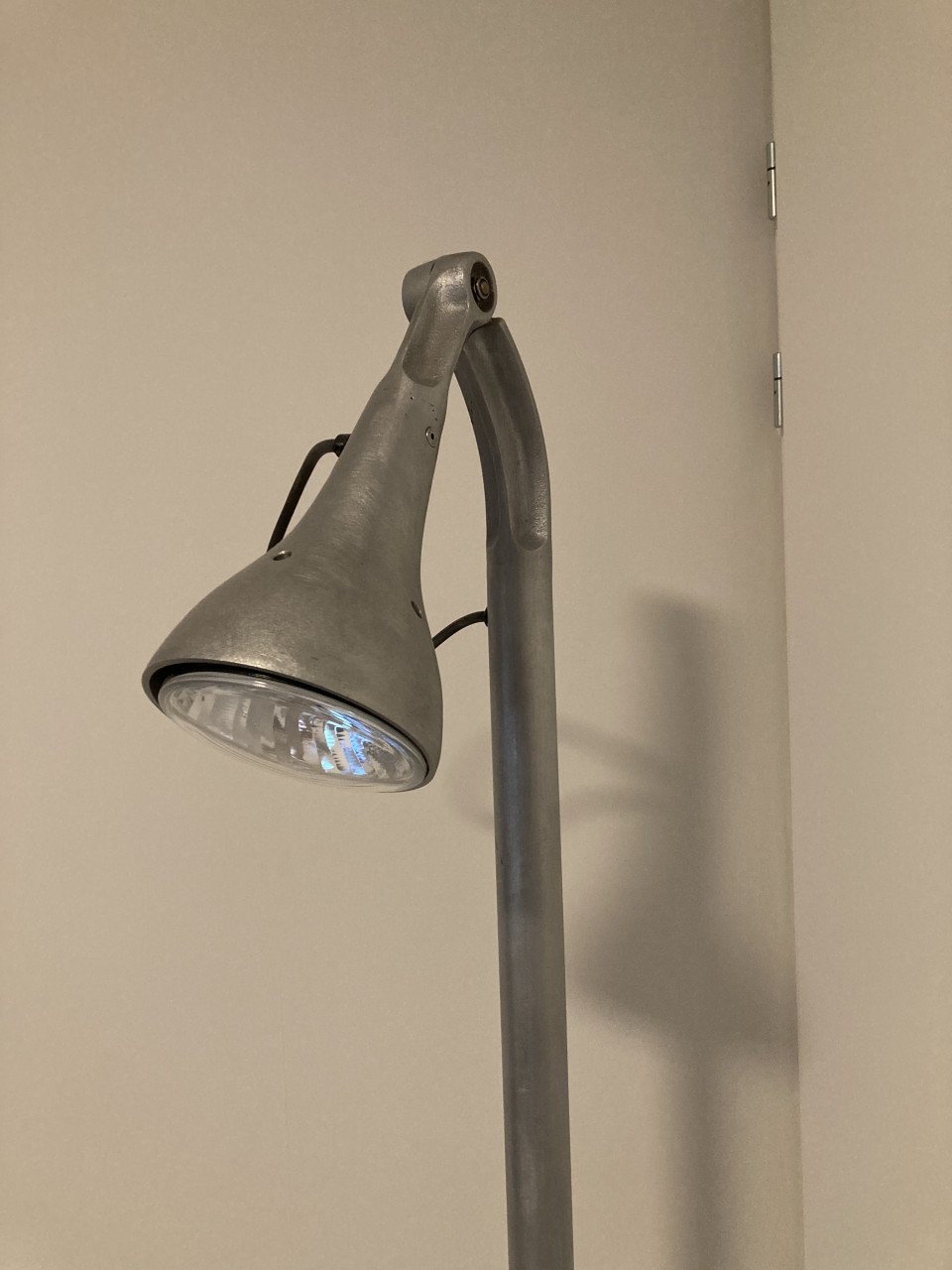 Staande lamp van metaal