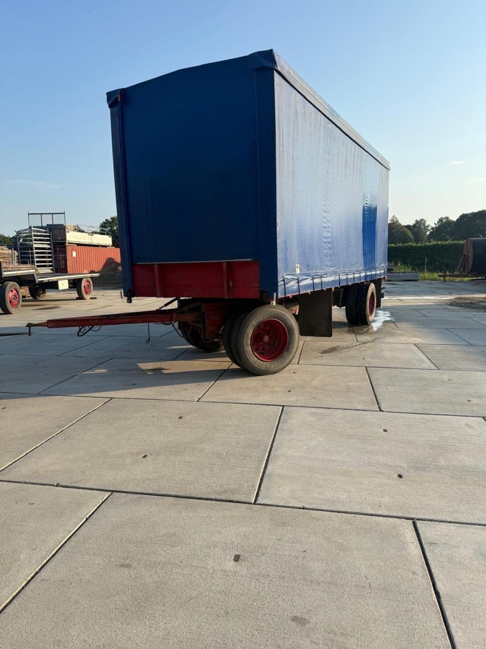 Diverse Huifwagens (stro wagen)
