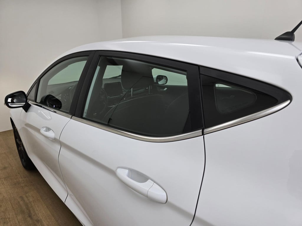 Ford Fiesta occasion luxe titanium met zwarte velgen en parkeercamera | bom