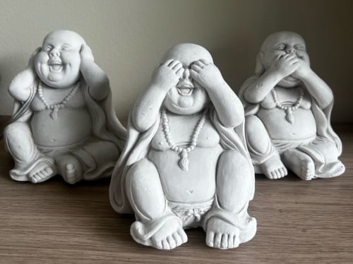 Boeddha beeldjes wit. Horen, zien, zwijgen.