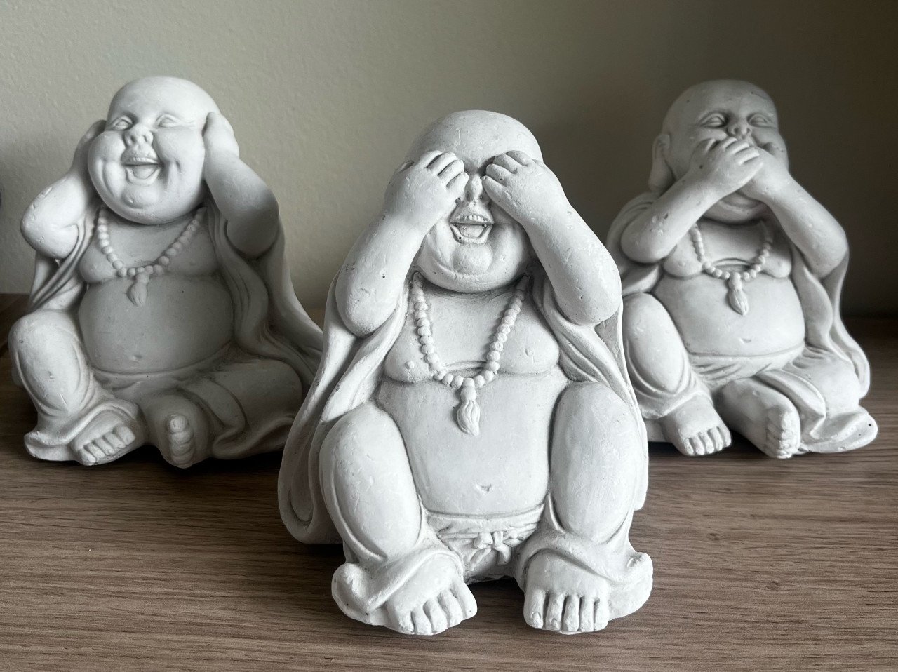 Boeddha beeldjes wit. Horen, zien, zwijgen.