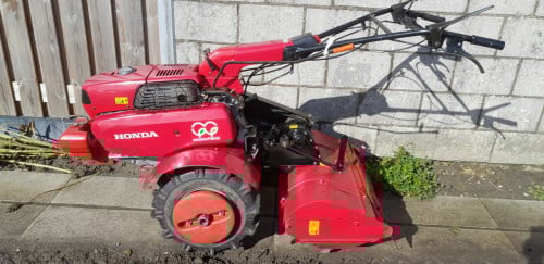 Honda F 810 tuinfrees met ploeg en cultivator/schoffel